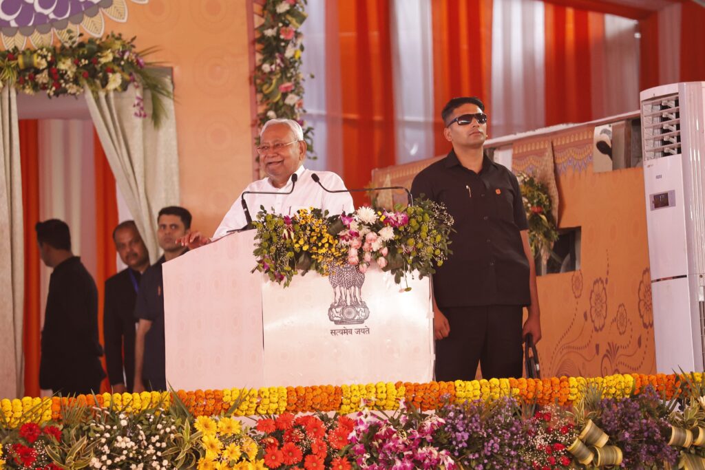 राष्ट्रीय पंचायती राज दिवस के अवसर पर प्रधानमंत्री द्वारा विभिन्न योजनाओं के उद्घाटन एवं शिलान्यास कार्यक्रम में शामिल हुये मुख्यमंत्री 2 Cm Nitish madhubani in Modi