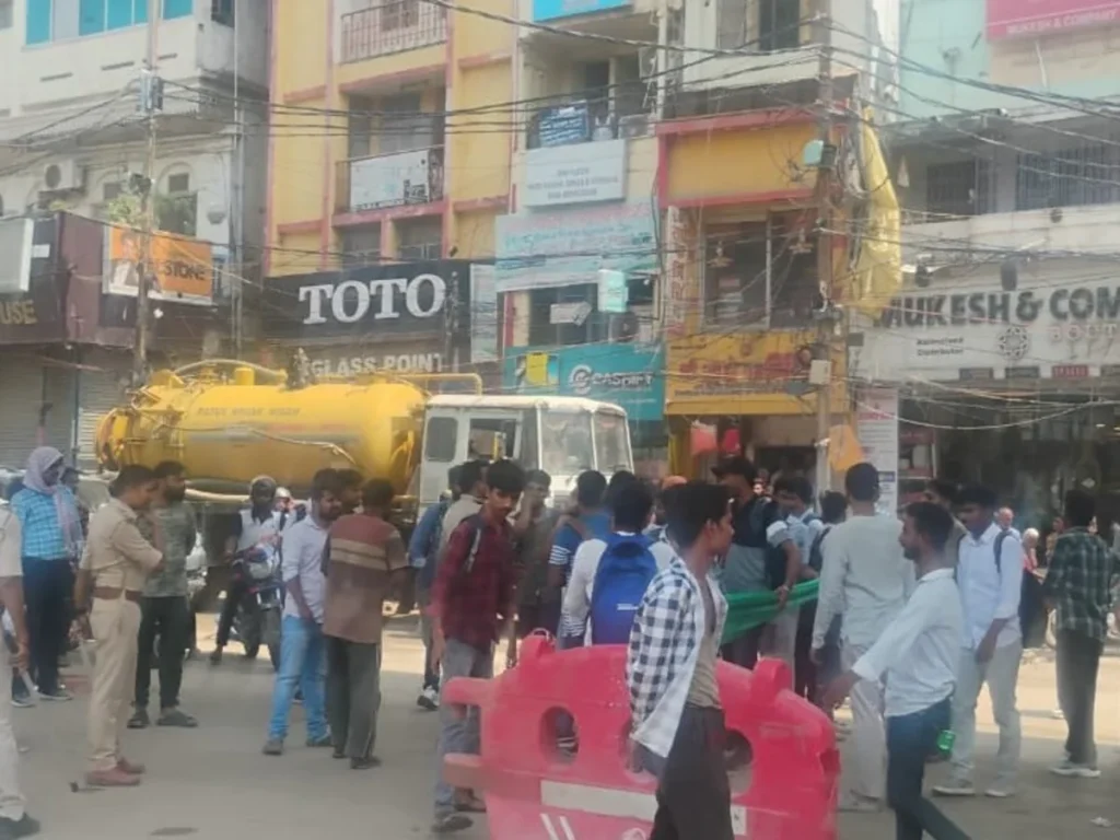 पटना के बीएन कॉलेज में परीक्षा चल रही थी, तभी हॉस्टल से छात्रों ने फेंके बम; एक का सिर खुल गया 2 bn college bomb blast 1747122203817 1747122204121