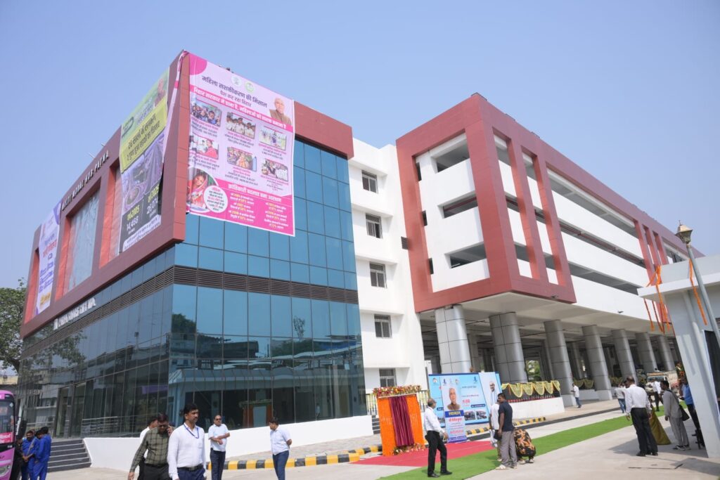 मुख्यमंत्री ने जी०पी०ओ०, पटना के पास नवनिर्मित बहुमंजिला पार्किंग भवन (मल्टी-मॉडल हब) तथा पटना जंक्शन तक भूमिगत पथ (सब-वे) का किया लोकार्पण 3 मल्टी मॉडल हब 4