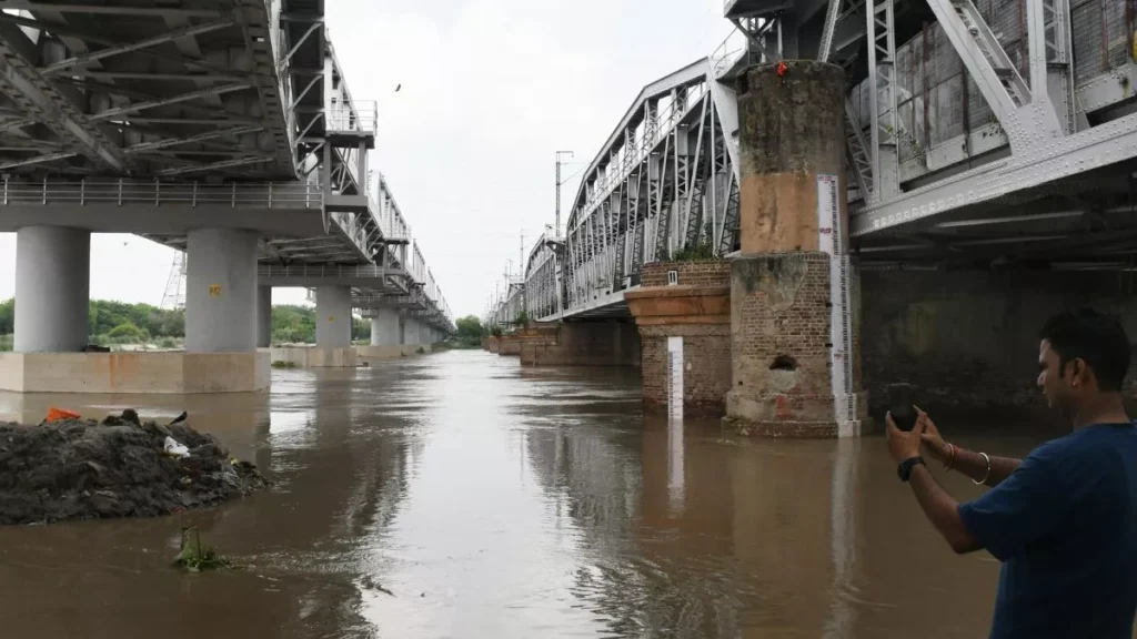 22 07 2025 yamuna delhi news 23991603