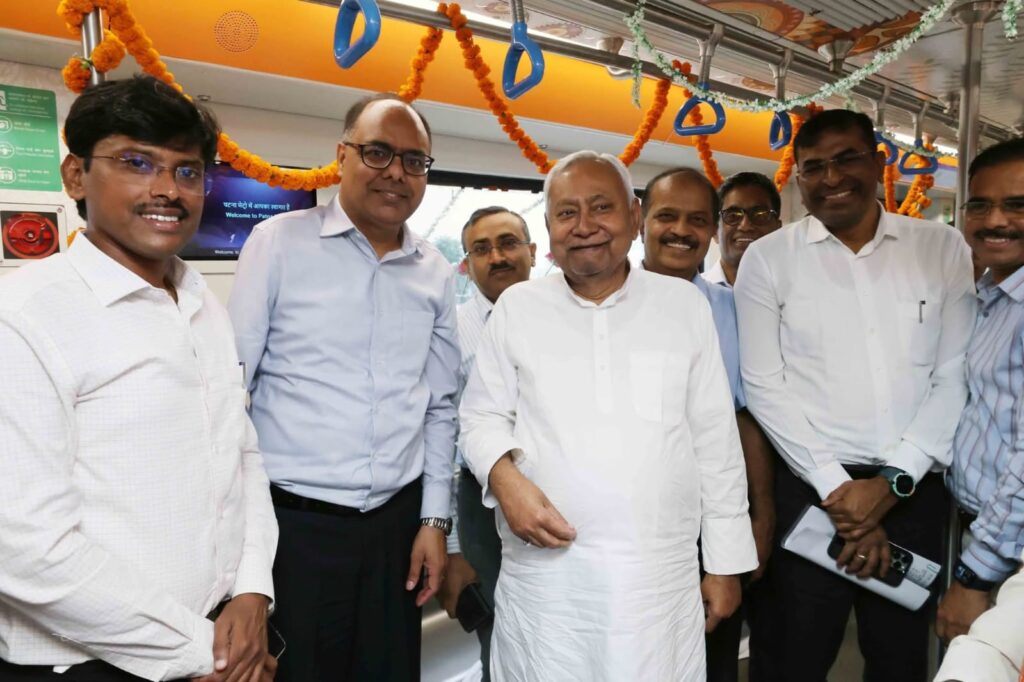 चुनाव के ऐलान से पहले दौड़ी पटना मेट्रो; आज नीतीश चढ़े, पैसेंजर कल से सफर करेंगे 4 WhatsApp Image 2025 10 06 at 3.44.42 PM 1